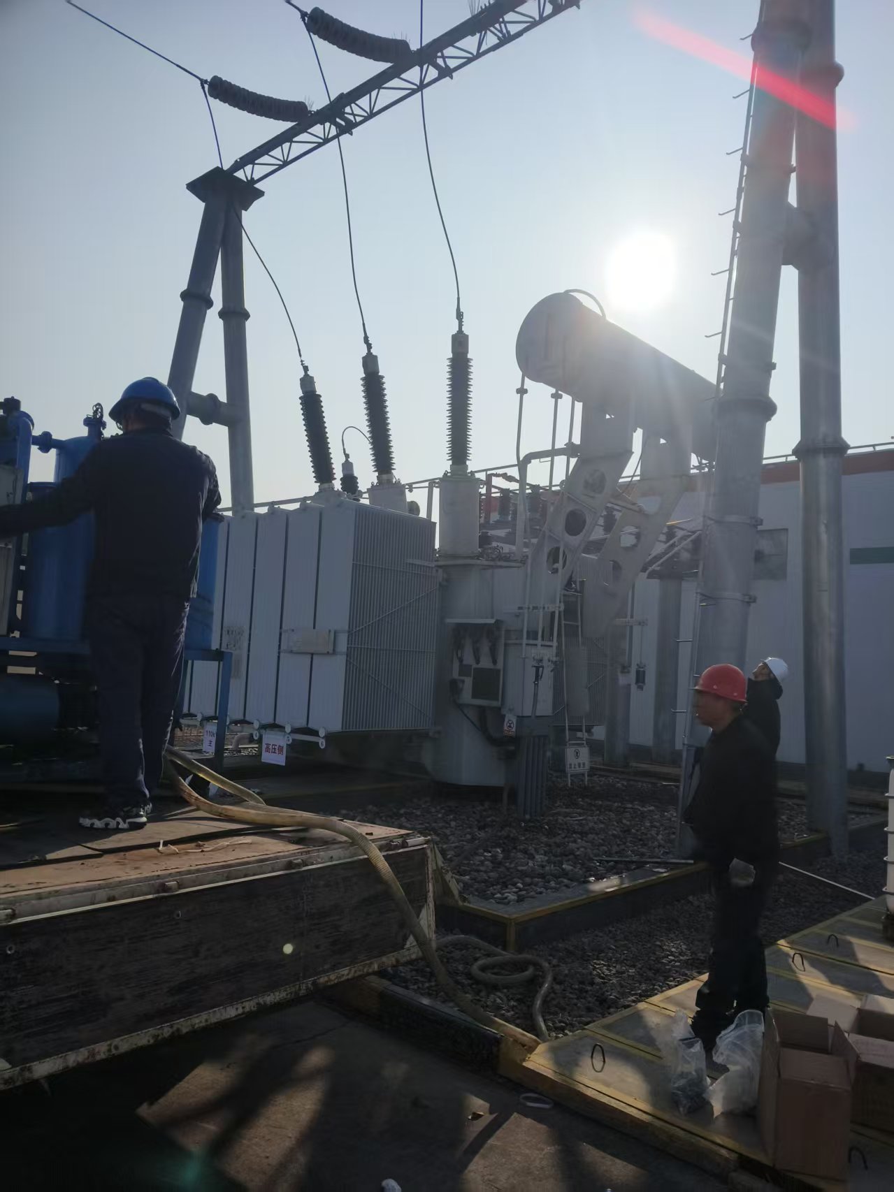 微山采煤沉陷区50MW光伏  主变更换油枕及中性点升高座垫片更换 现场服务