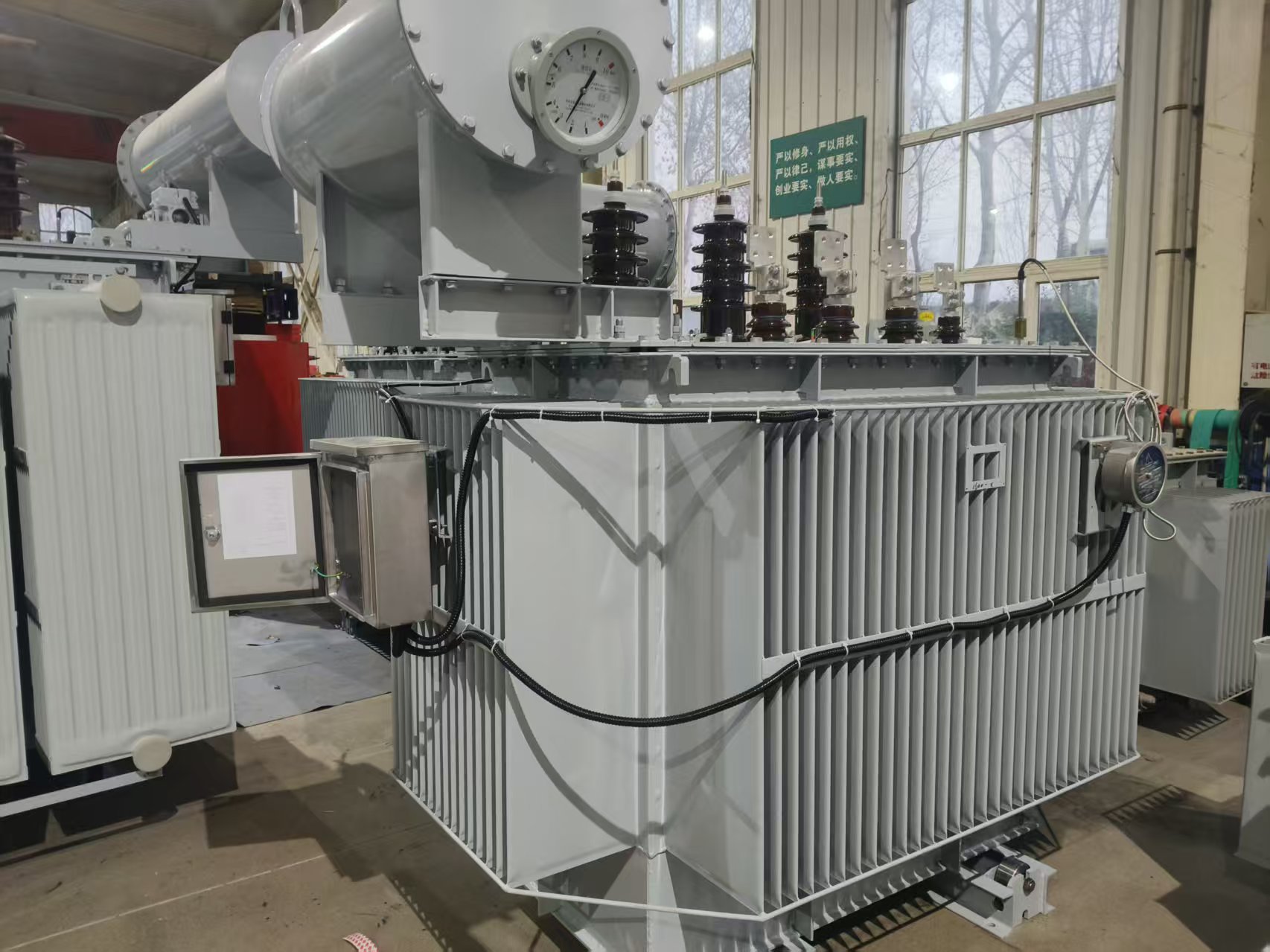 出口中亚地区的变压器正在生产过程中