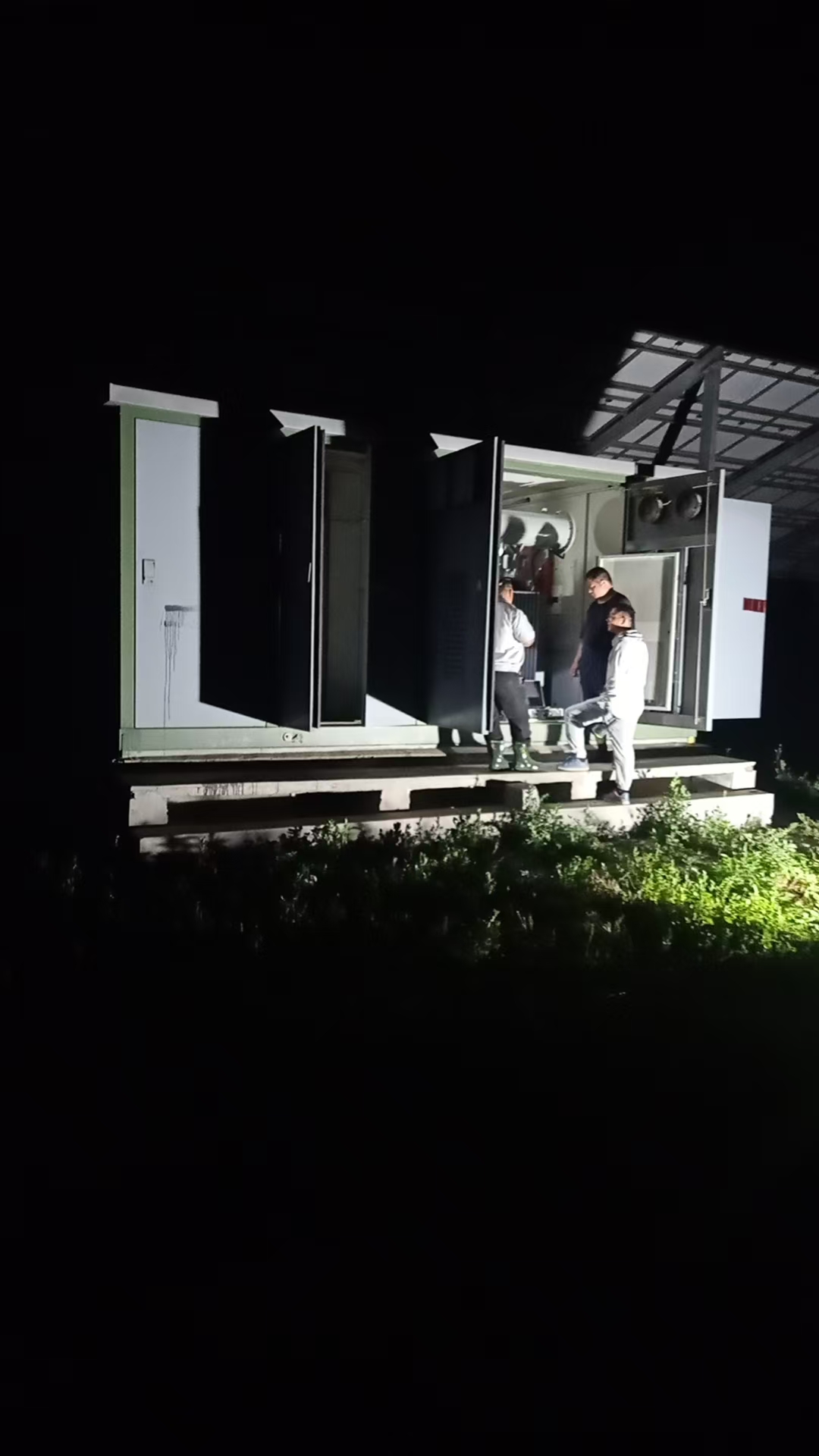 光伏发电夜间抢修，及时排除问题